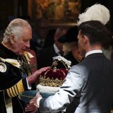 Les attributs du pouvoir royal en Ecosse - la couronne d'Ecosse, le sceptre et l'épée d'Etat, appelés "les honneurs de l'Ecosse" - ont été présentés au souverain.